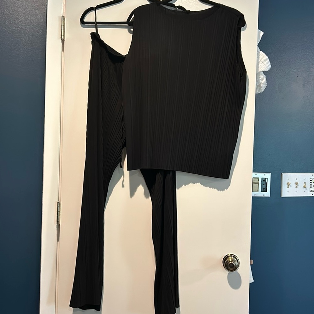 Uniqlo pleated co-ord set